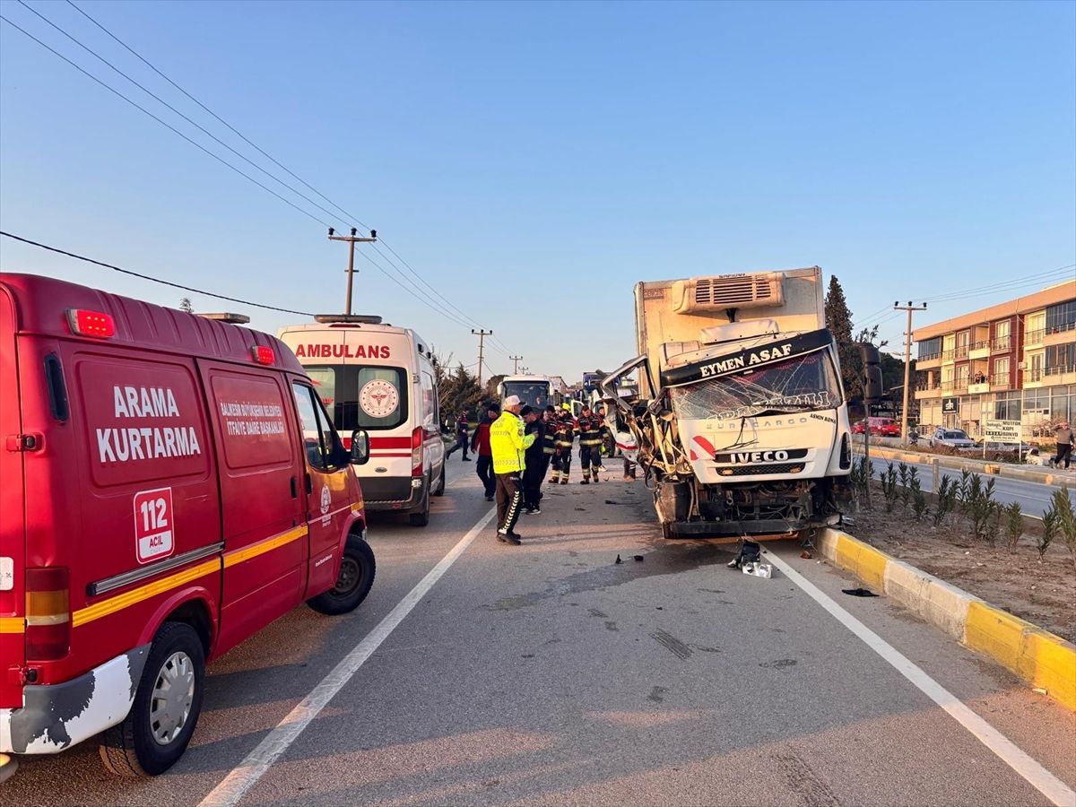 Balıkesir'de kamyon ile traktörün çarpışması sonucu 2 kişi yaralandı