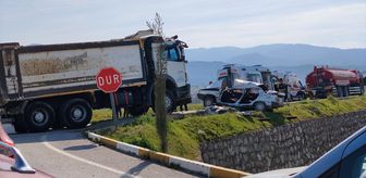 Balıkesir'de kamyonla çarpışan otomobildeki 1 kişi öldü, 2 kişi yaralandı