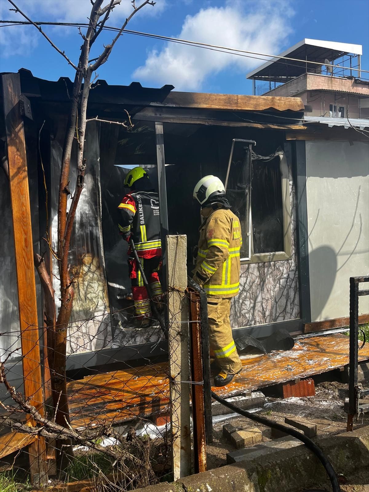 Balıkesir'de konteynerde çıkan yangın söndürüldü