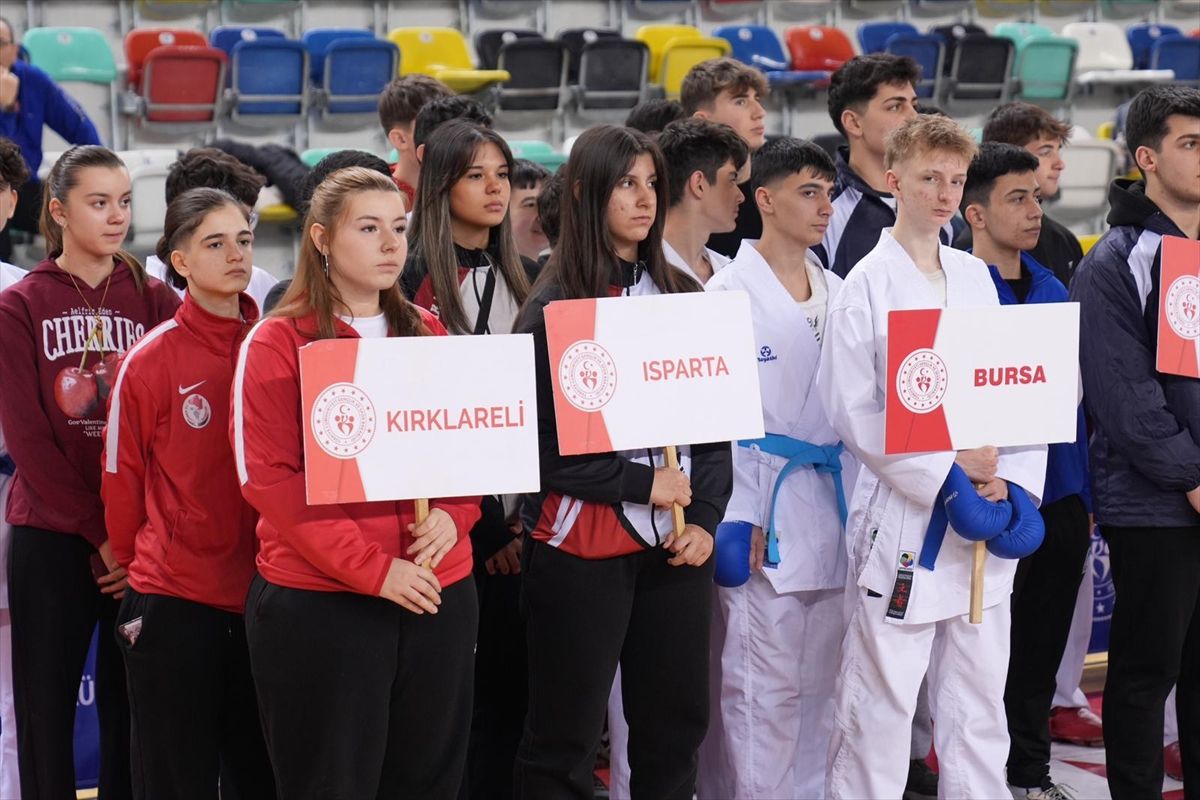 Balıkesir'de Karate Genç A-B Grup Müsabakaları Başladı