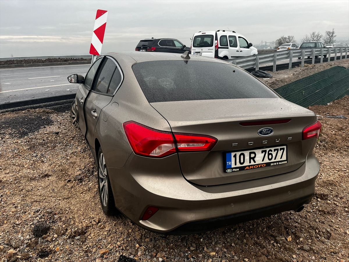 Balıkesir'de otomobille hafif ticari aracın çarpıştığı kazada 1 kişi yaralandı