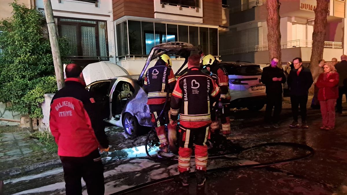 Balıkesir'de park halindeki otomobilde çıkan yangın söndürüldü