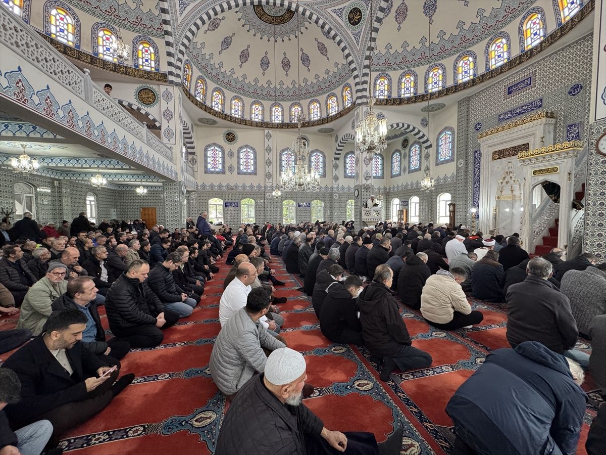 Balıkesir'de ramazanın ilk cuma namazı kılındı