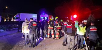 Balıkesir'de şarampole devrilen otomobildeki 1 kişi öldü, 6 kişi yaralandı