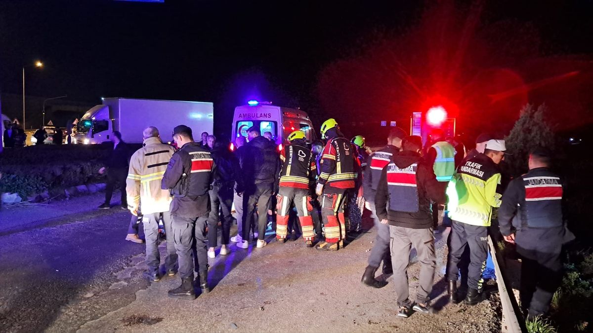 Balıkesir'de şarampole devrilen otomobildeki 1 kişi öldü, 6 kişi yaralandı