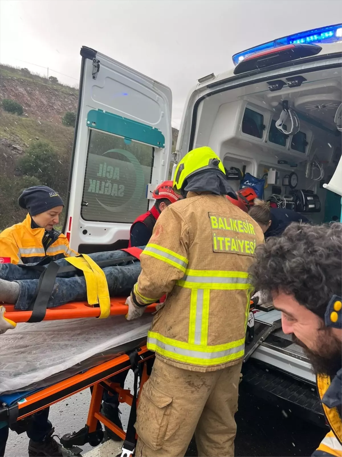 Balıkesir'de tırın devrilmesi sonucu 1 kişi yaralandı