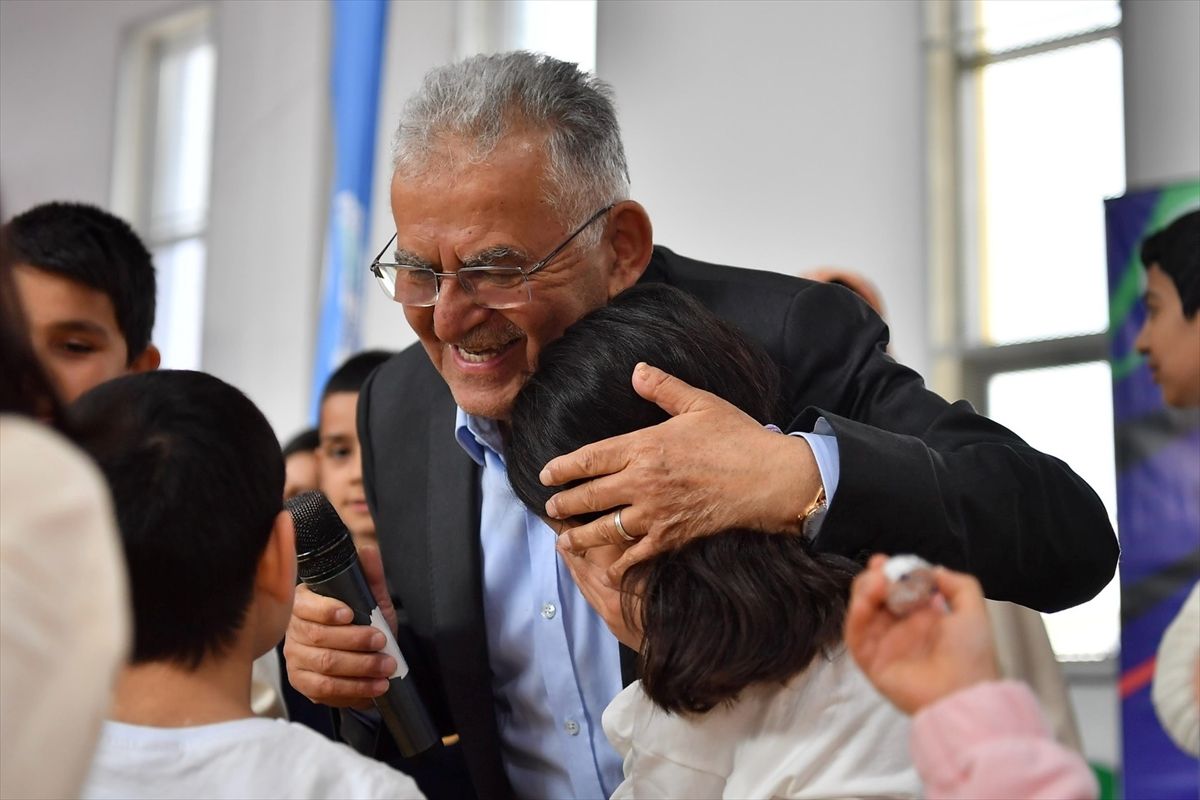 Başkan Büyükkılıç, sevgi evlerindeki çocuklarla bayramlaştı