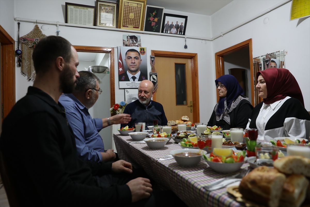 Başkan Çolakbayrakdar, iftarda şehit ailesine konuk oldu