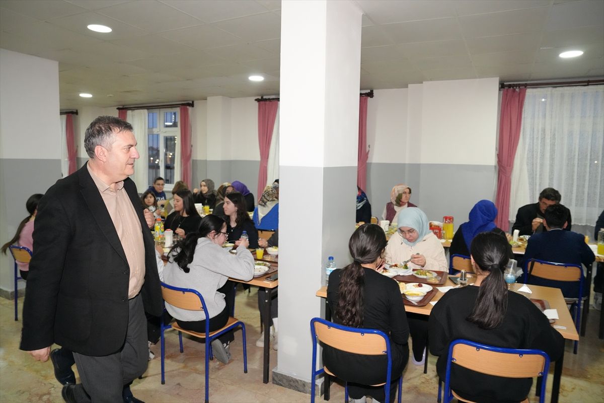 Başkan Demirbaş, öğrencilerle iftar yaptı