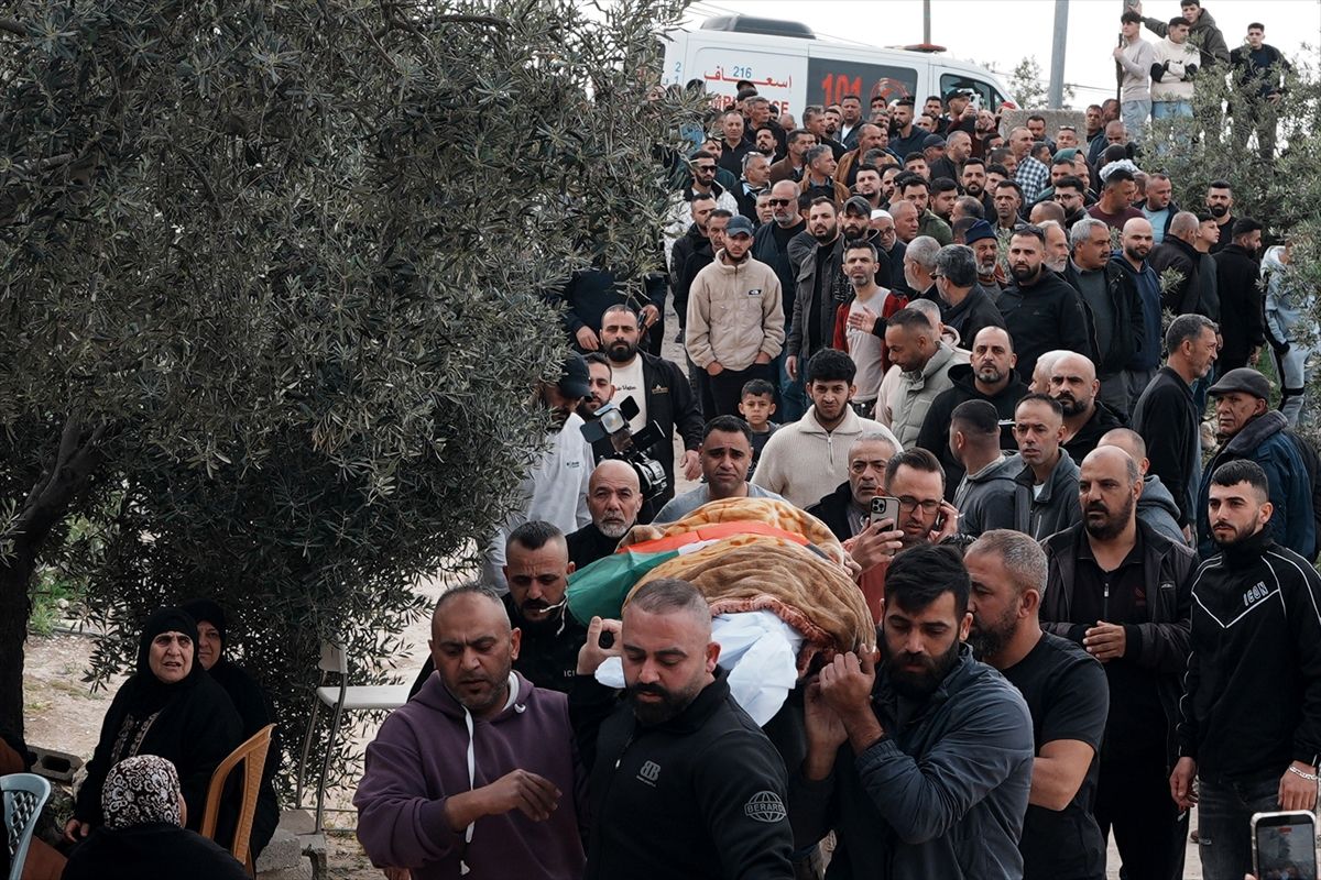 Batı Şeria'ya şarapnel parçası düşmesi sonucu ölen 3 Filistinli kadın son yolculuğuna uğurlandı