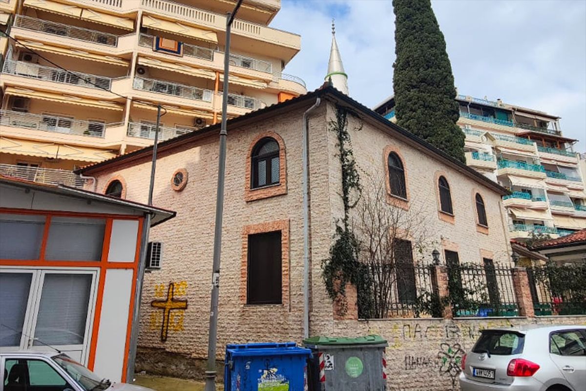 Batı Trakyalı Türklerden, Hürriyet Camisi'ne çizilen haç işaretine kınama