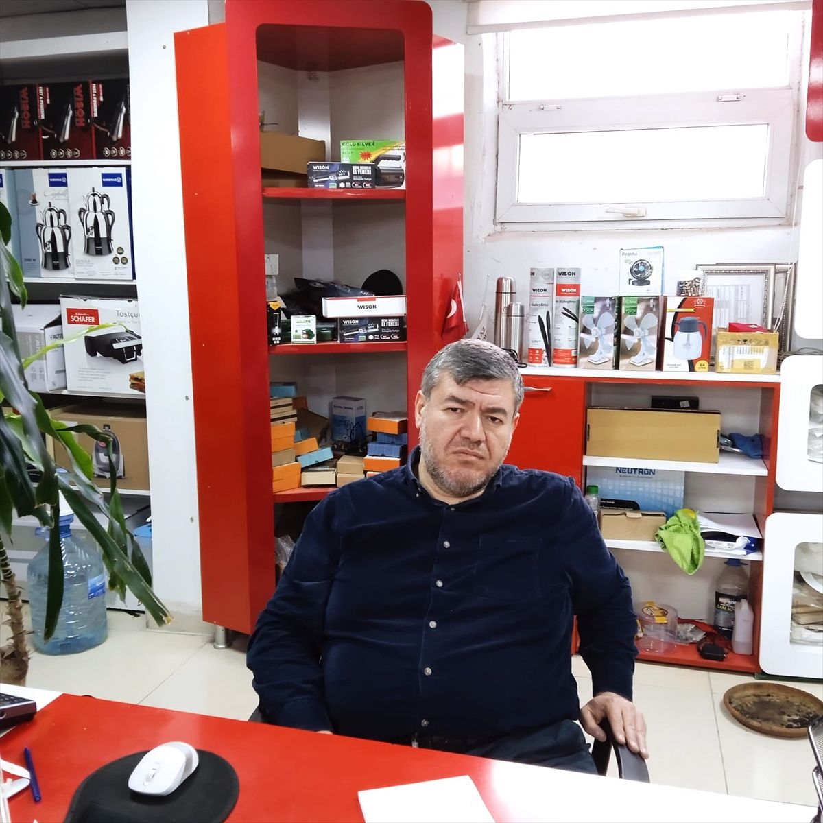 Batman'da sahibinden kaçan ineklerin bir iş yerine girmesi kamerada