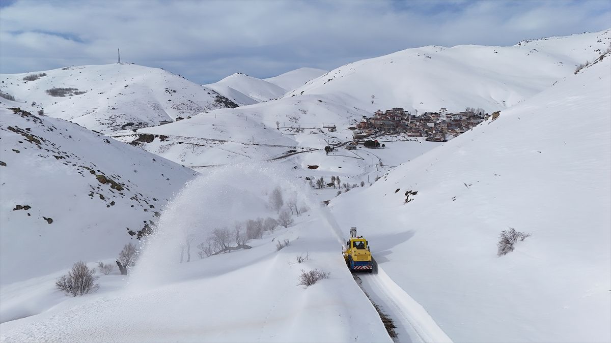 Bayburt'ta 'kar kaplanları' Ramazan Bayramı için mesaisini sürdürüyor