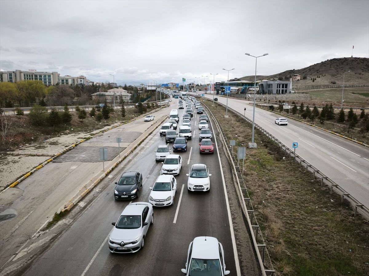 Bayram tatilinden dönenler Kırıkkale'de trafik yoğunluğu oluşturdu