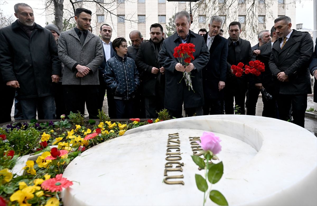 BBP Genel Başkanı Destici, Muhsin Yazıcıoğlu'nun kabrini ziyaret etti Açıklaması