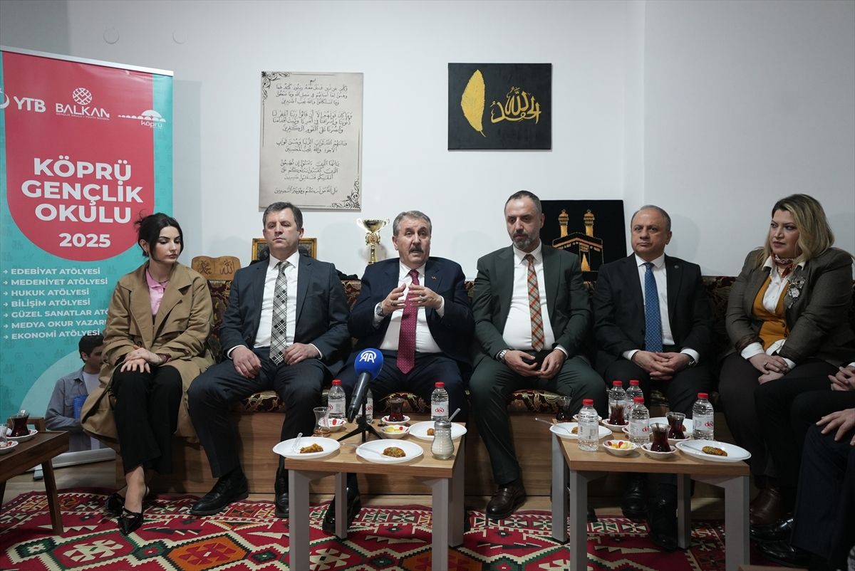 BBP Genel Başkanı Destici Üsküp'te gençlerle buluştu