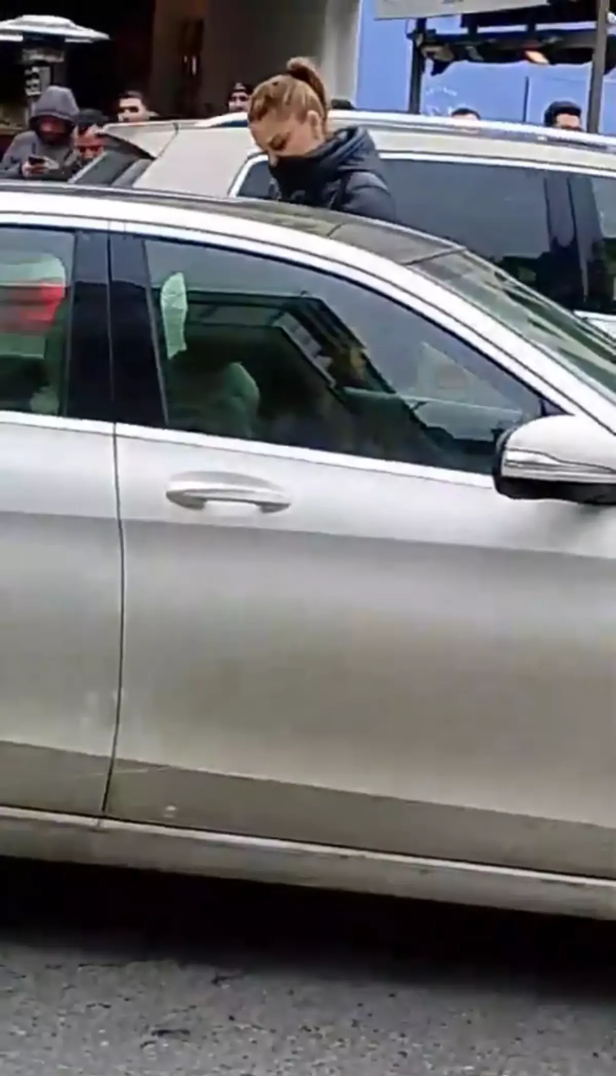 Bebek'te trafiği kapatıp aracında dans eden kadın hastaneye yatırıldı