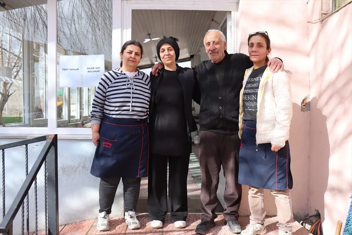 Beldede çaylar, baba mesleğini yapan kız kardeşlerin elinde demleniyor