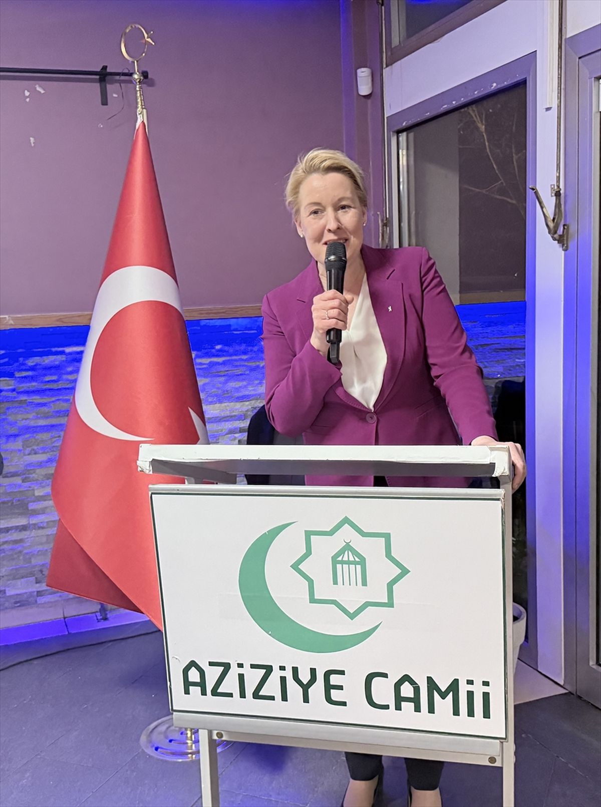 Berlin eyaletinin Ekonomi Bakanı Giffey, Aziziye Camisi Derneğinin iftar programına katıldı