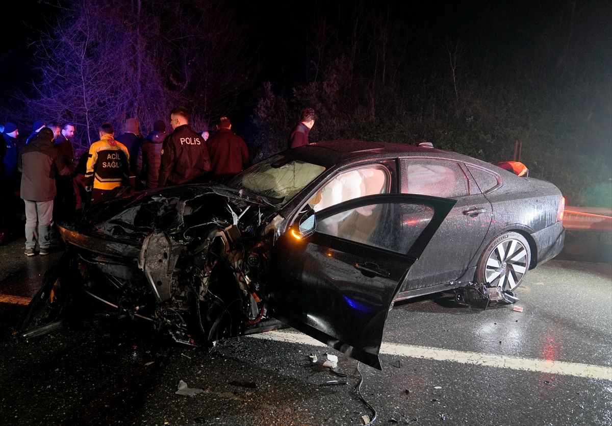 Beykoz'da otomobil ile hafif ticari aracın çarpıştığı kazada 1 kişi öldü, 5 kişi yaralandı