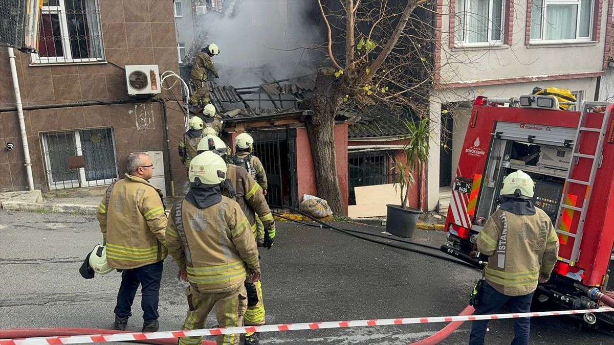 Beyoğlu'nda gecekonduda çıkan yangında 2 kişi dumandan etkilendi