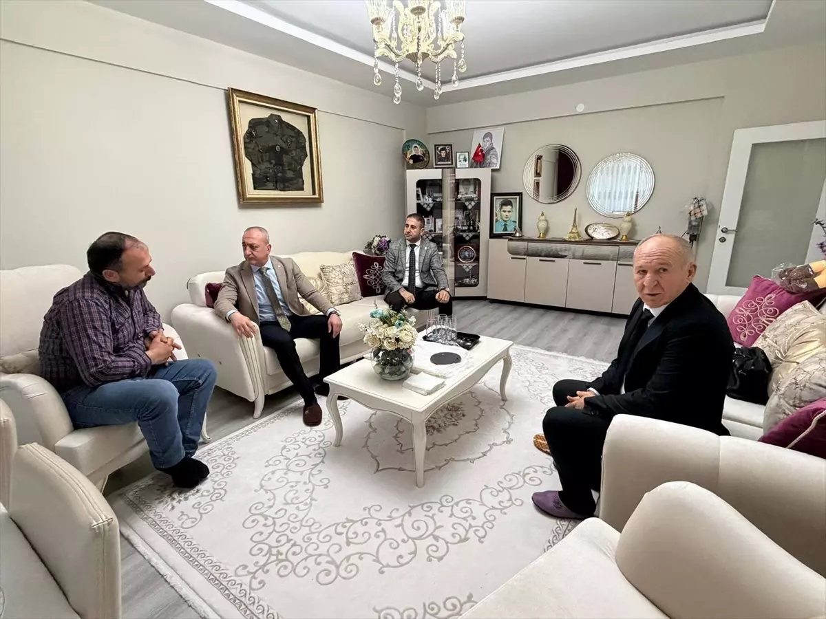 Beypazarı'da MHP'li yöneticiler ilk iftarını şehit babasının evinde yaptı