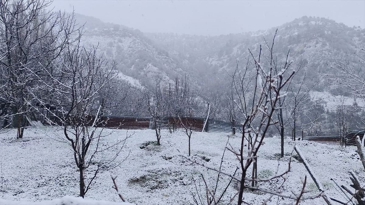 Beypazarı'nın yüksek kesimlerinde kar yağışı etkili oldu