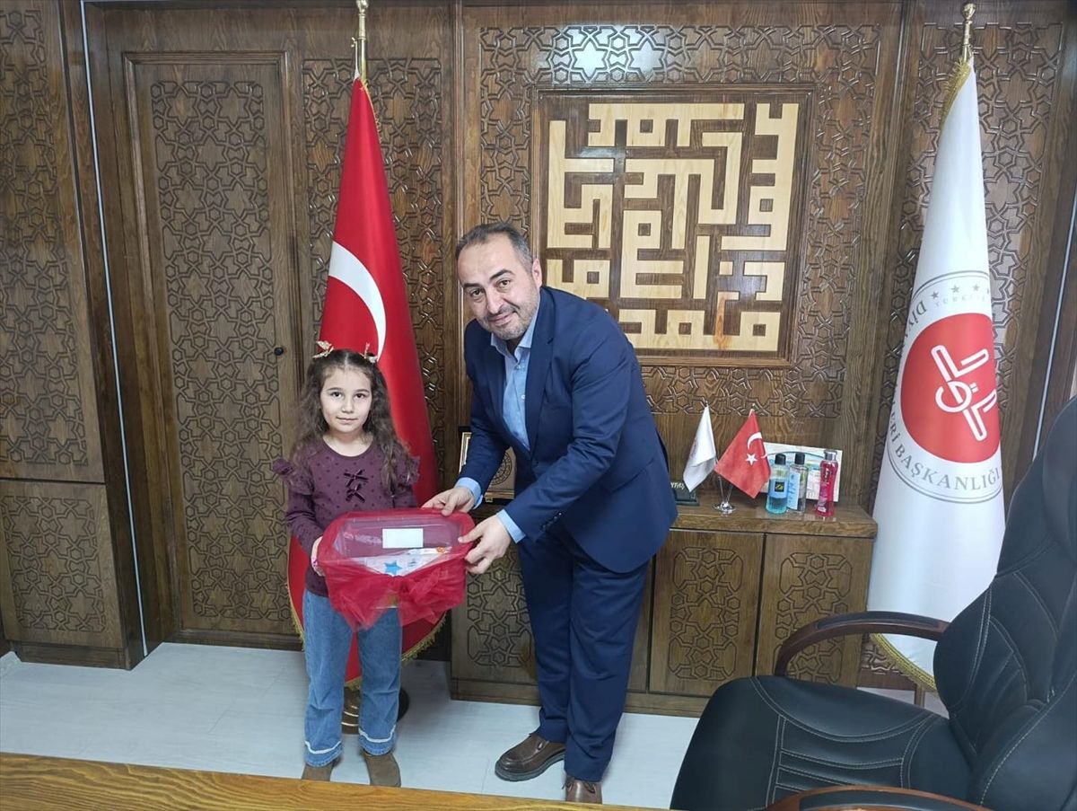 Beyşehir'de 4-6 yaş kuran kursu öğrencileri kumbaralarındaki paraları TDV'ye bağışladı