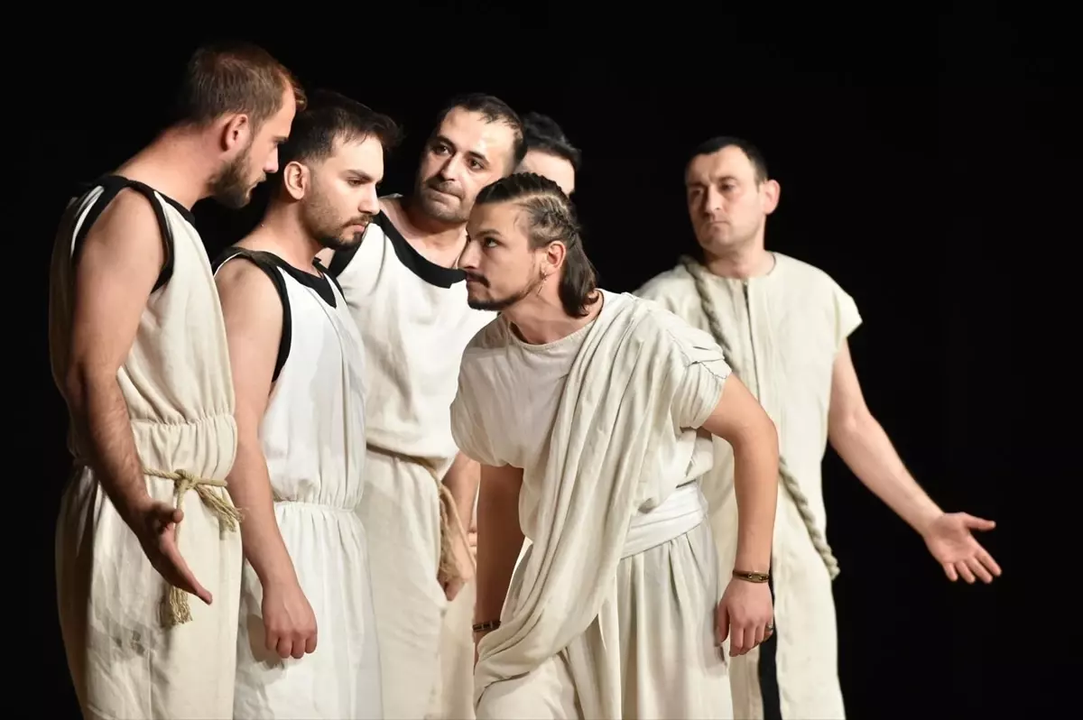 Biga Belediye tiyatrosu Çanakkale'de sahne aldı