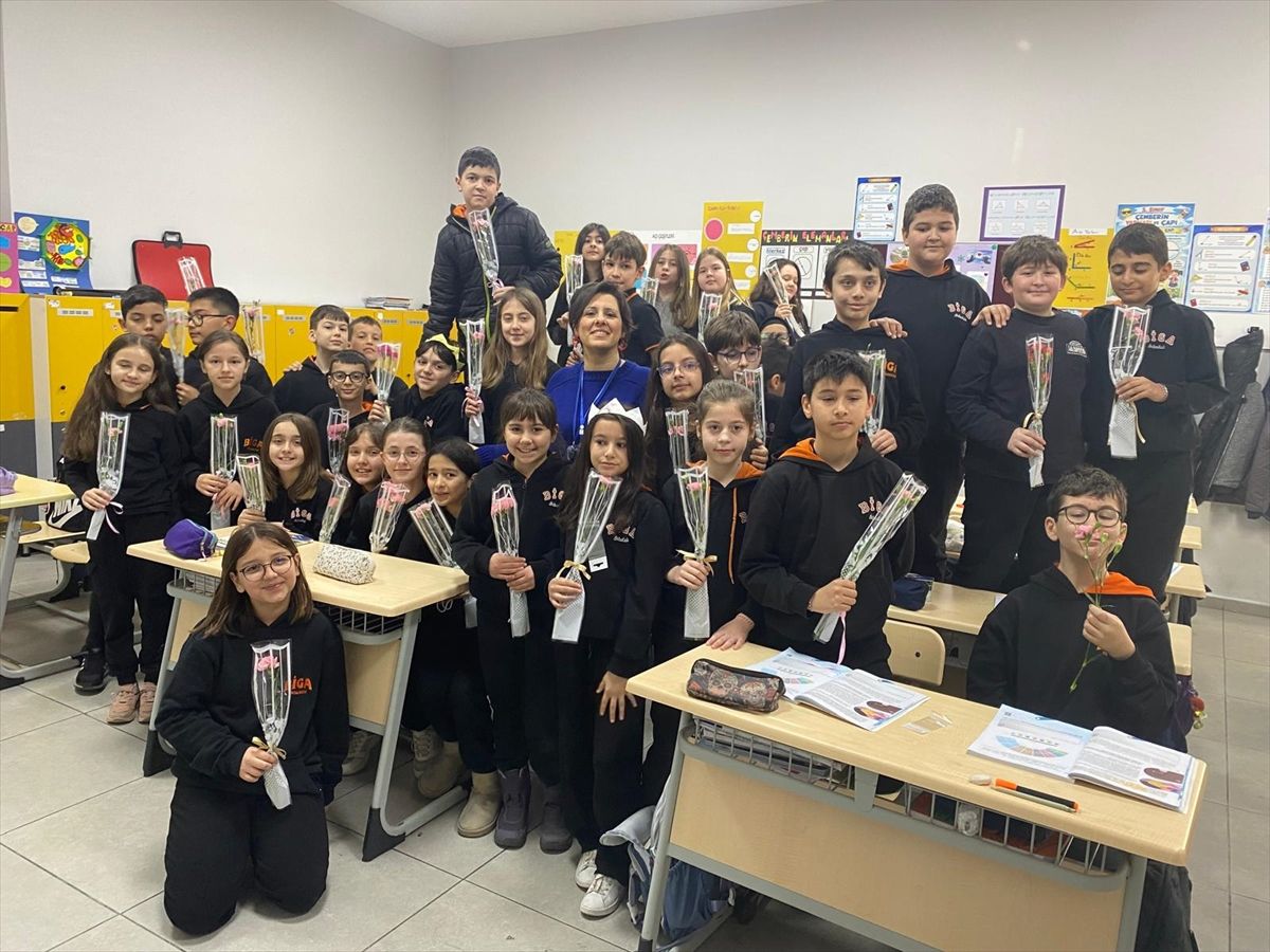 Biga'da öğrenciler, İstanbul'da bıçaklı saldırıda yaşamını yitiren öğretmenin anısına karanfil dağıttı