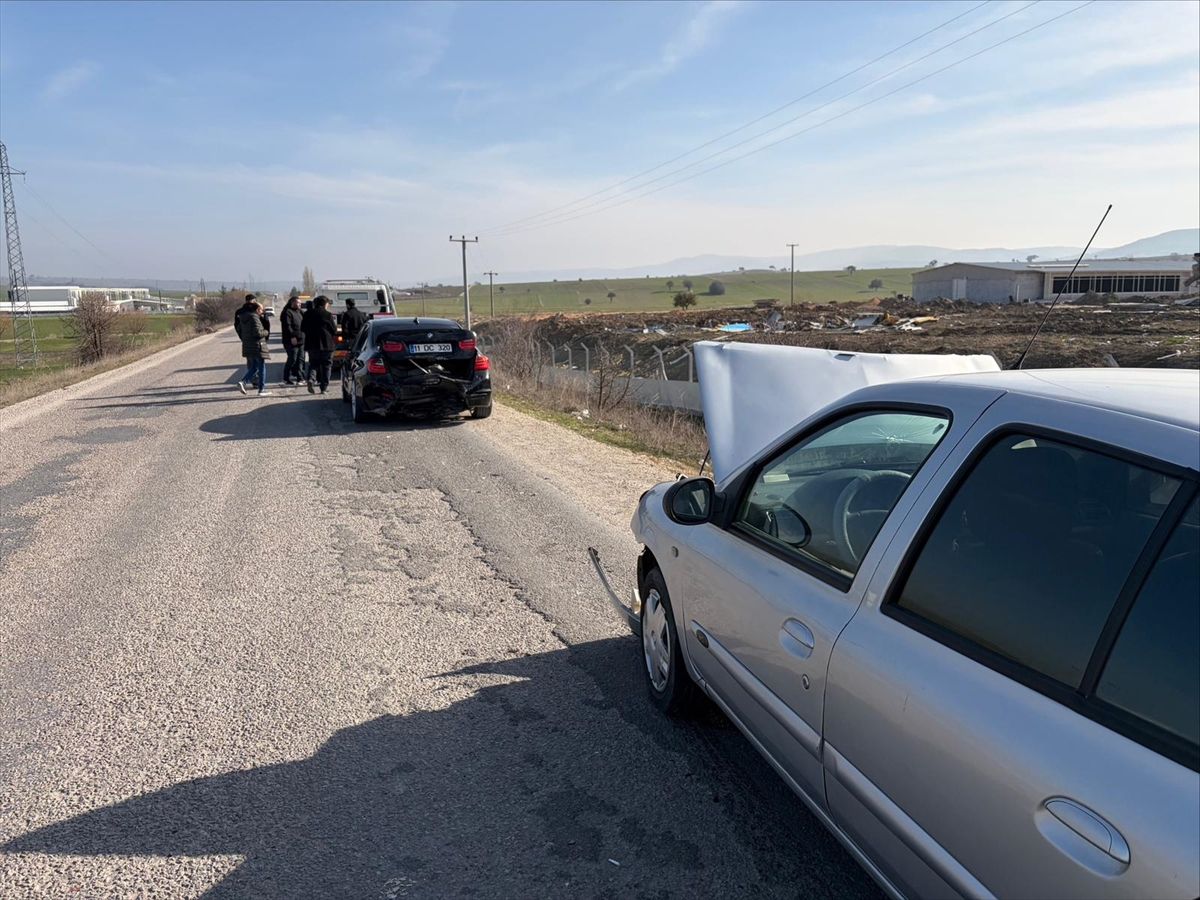 Bilecik'te 2 otomobilin çarptığı kazada 2 kişi yaralandı