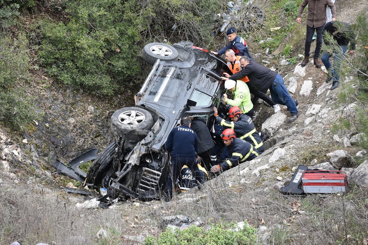 Bilecik'te cipin drenaj kanalına devrildiği kazada 2 kişi yaralandı
