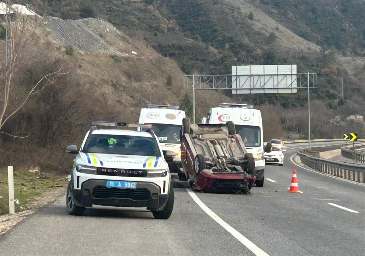 Bilecik'te devrilen hafif ticari araçtaki 4 kişi yaralandı