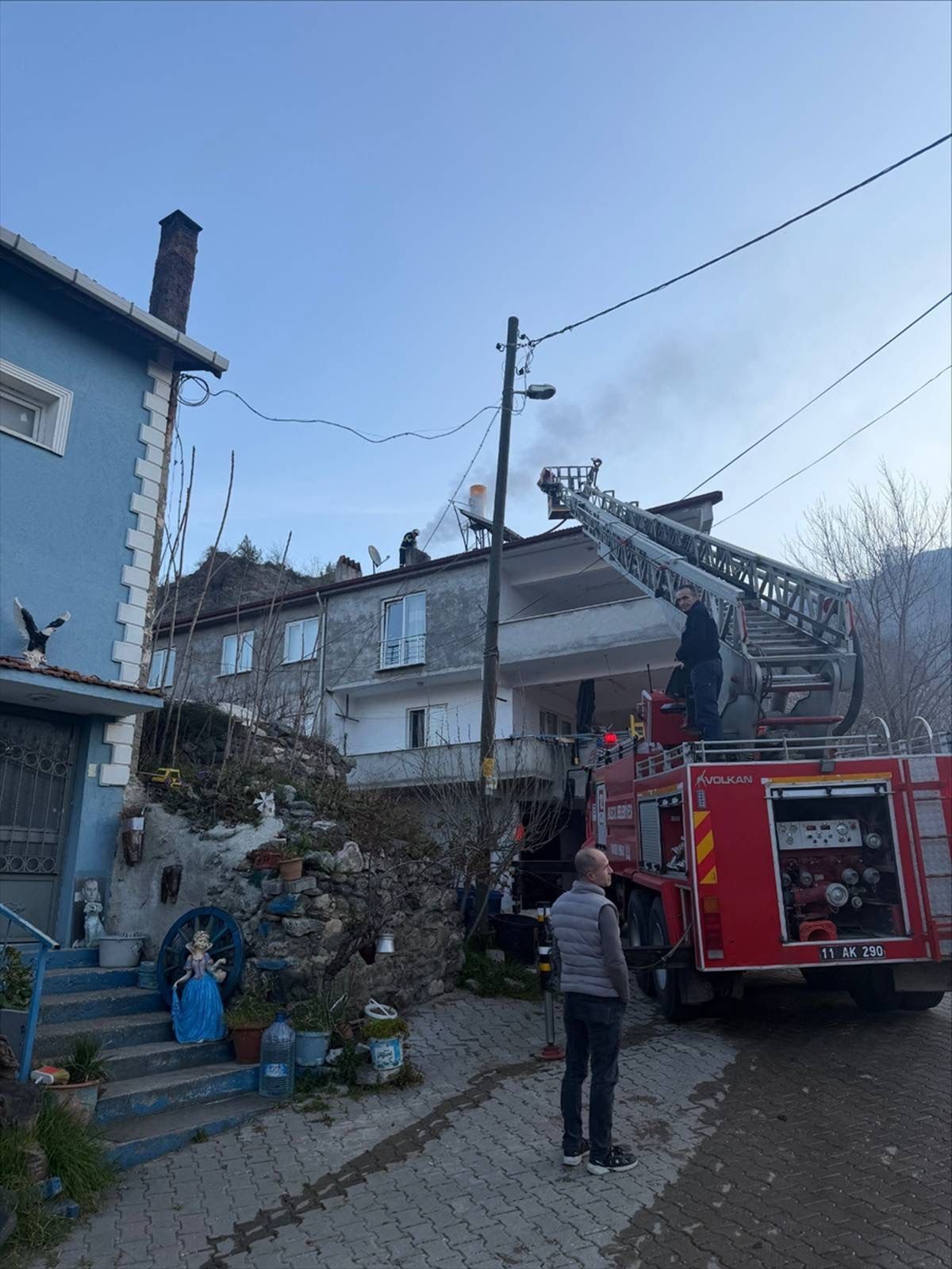 Bilecik'te evin çatısında yangın söndürüldü