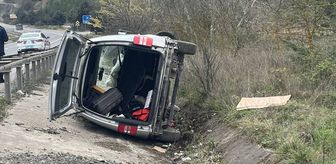Bilecik'te hafif ticari aracın yol kenarına devrildiği kazada 2 kişi yaraladı