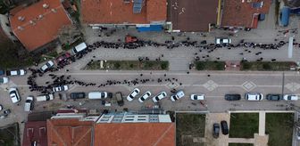 Bilecik'te iki asırlık 'şeker dağıtma' geleneğiyle büyükler çocukların yüzünü güldürüyor