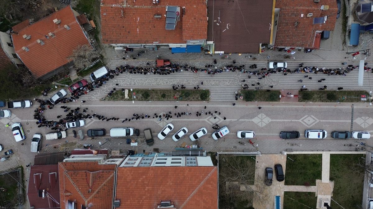 Bilecik'te iki asırlık 'şeker dağıtma' geleneğiyle büyükler çocukların yüzünü güldürüyor