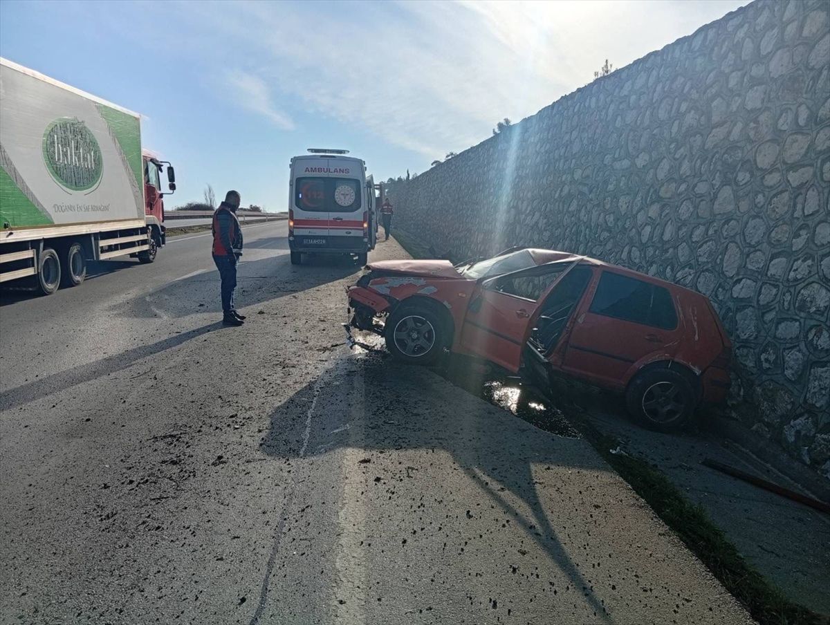 Bilecik'te kontrolden çıkan otomobil duvara çarptı