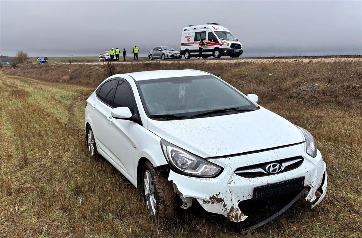Bilecik'te tarlaya giren otomobildeki 2 kişi yaralandı