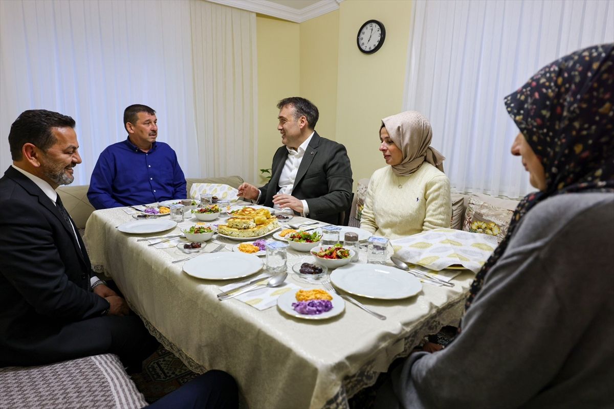 Bilecik Valisi Sözer, şehit Astsubay Üstçavuş İlhan Ongan'ın ailesiyle iftar yaptı