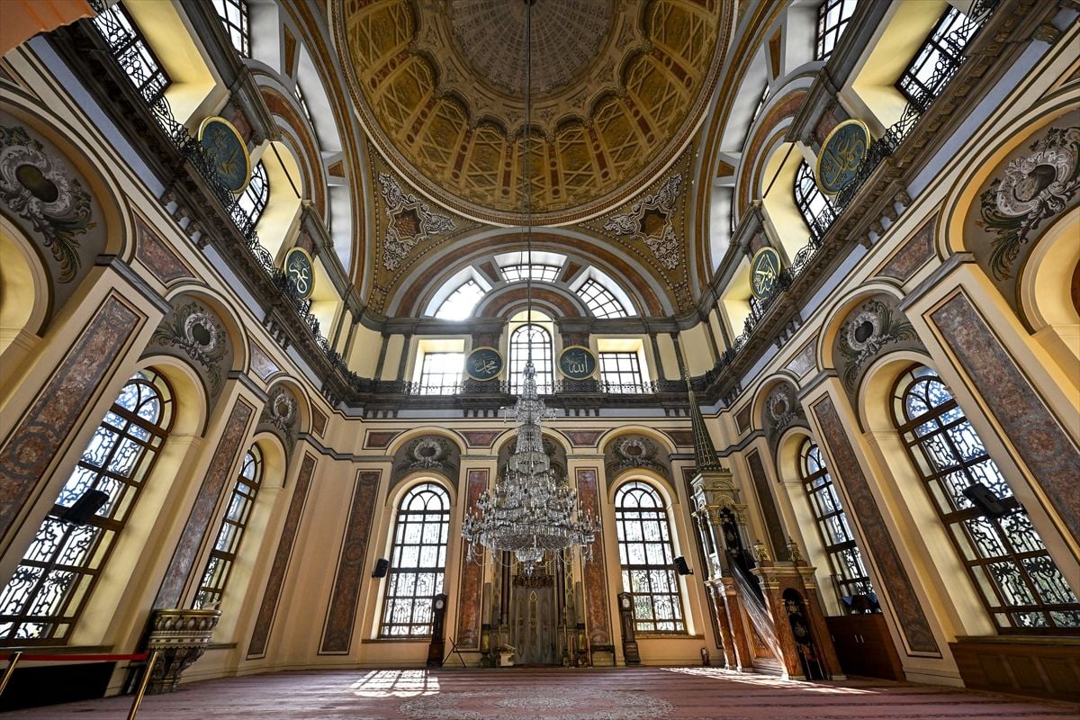 İSTANBUL'UN SELATİN CAMİLERİ - Boğaz siluetinin dikkati çeken yapılarından Dolmabahçe Camisi