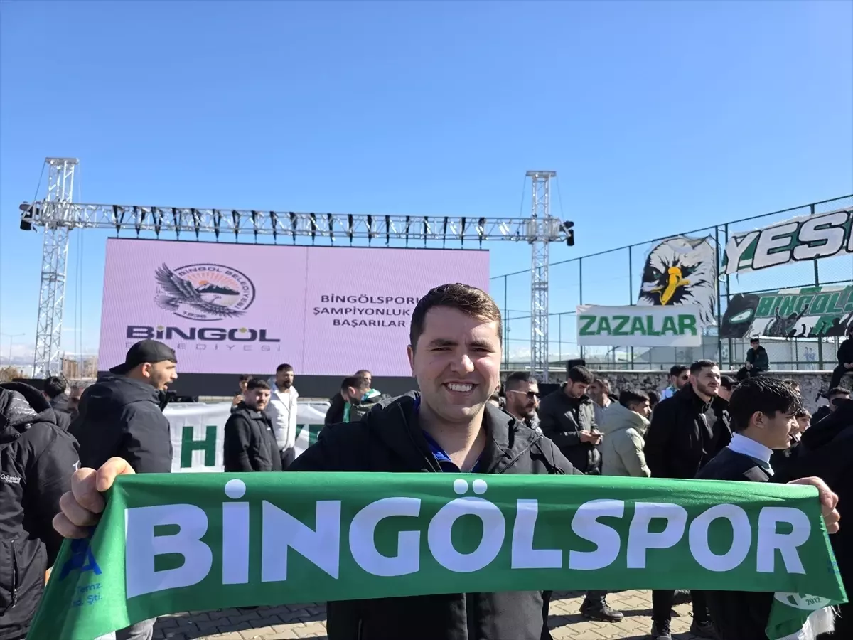 Bingöl'de cezalı takımlarının maçını stat dışında dev ekrandan izlediler