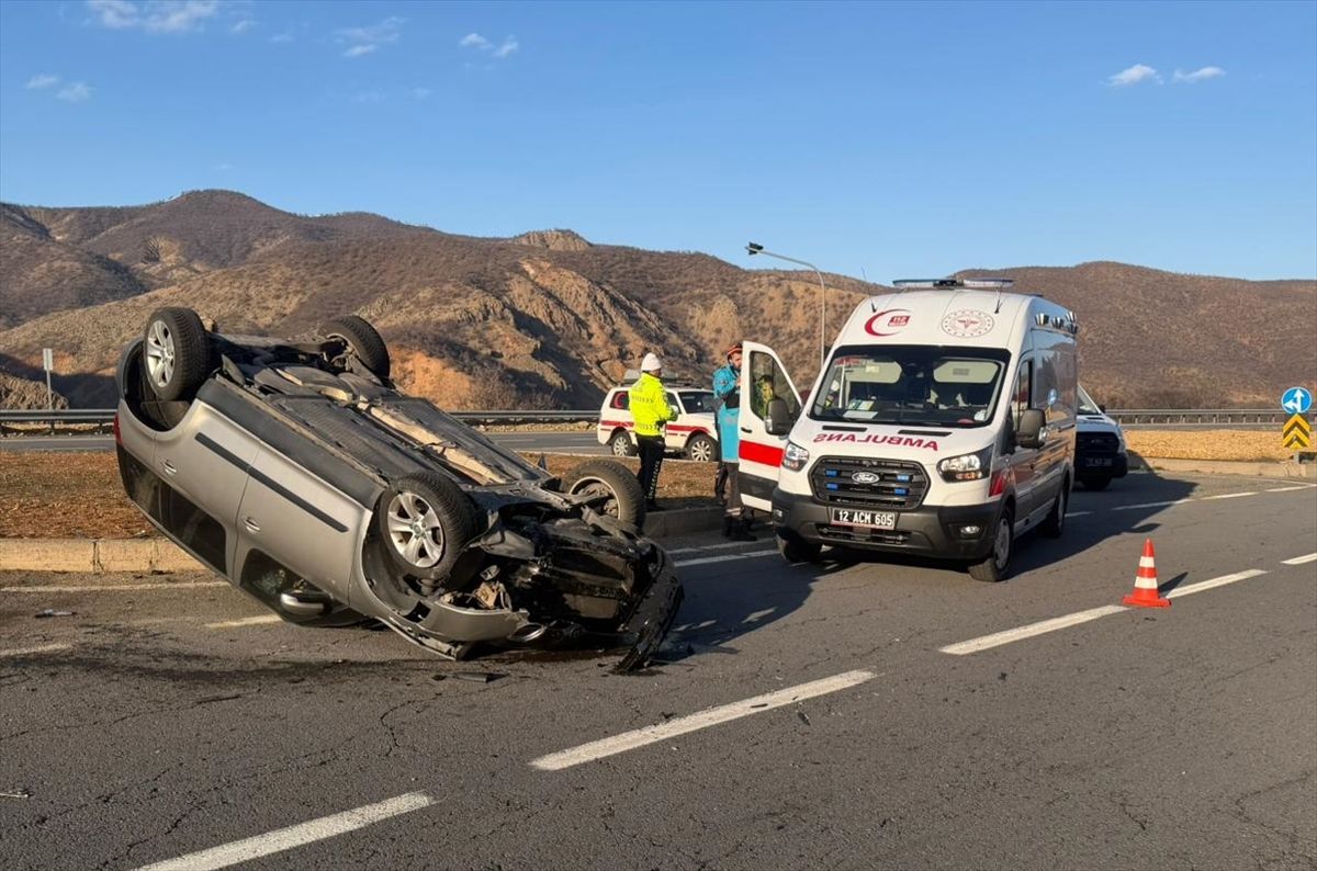 Bingöl'de devrilen otomobildeki 2 kişi yaralandı