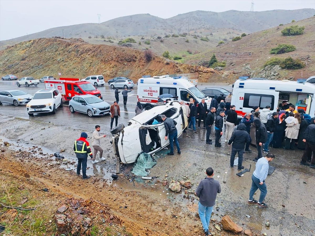 Bingöl'de devrilen otomobildeki 4 kişi yaralandı