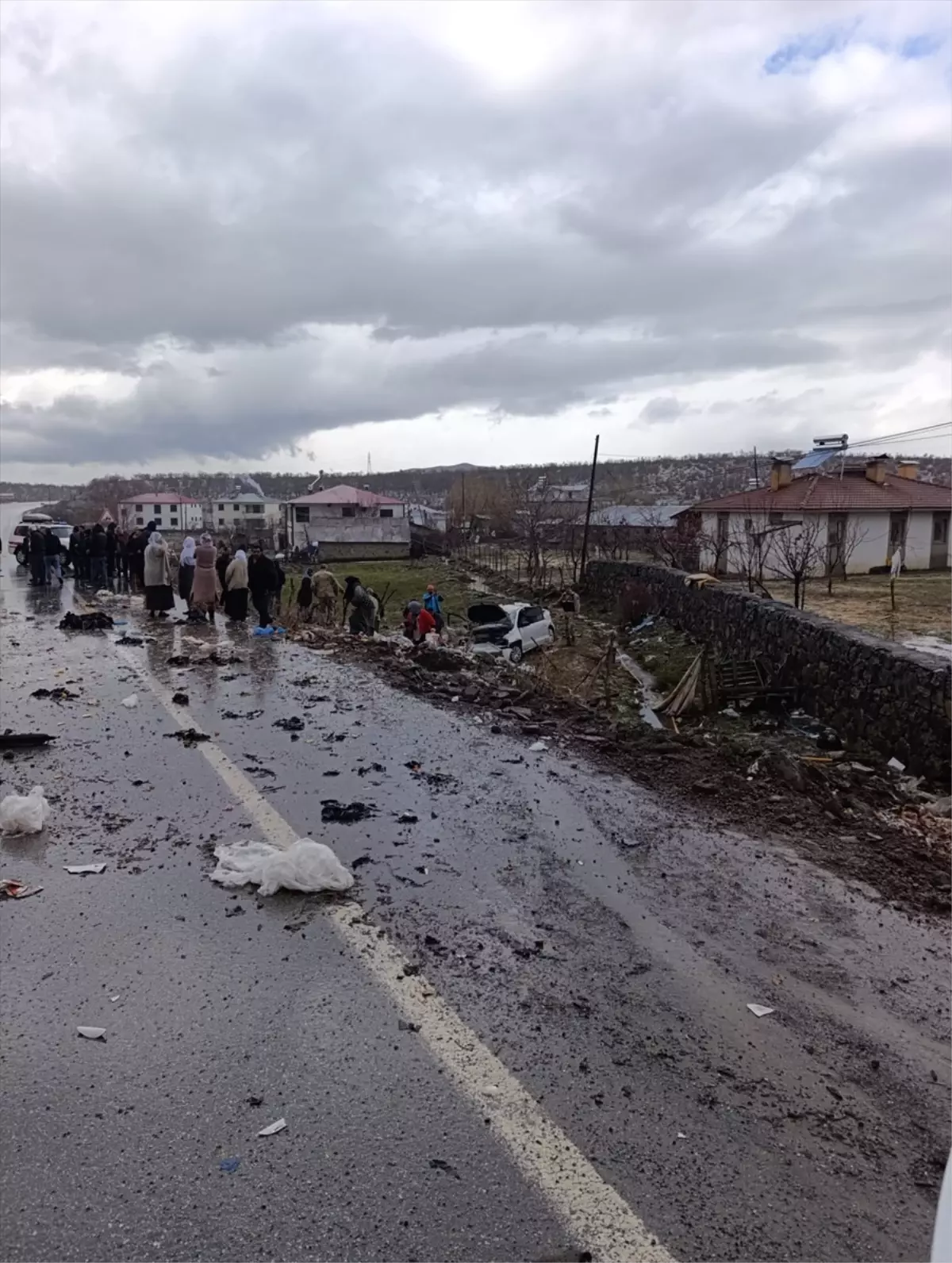 Bingöl'de devrilen otomobildeki 7 kişi yaralandı
