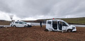Bingöl'de hafif ticari araç ile otomobil çarpıştı, 13 kişi yaralandı