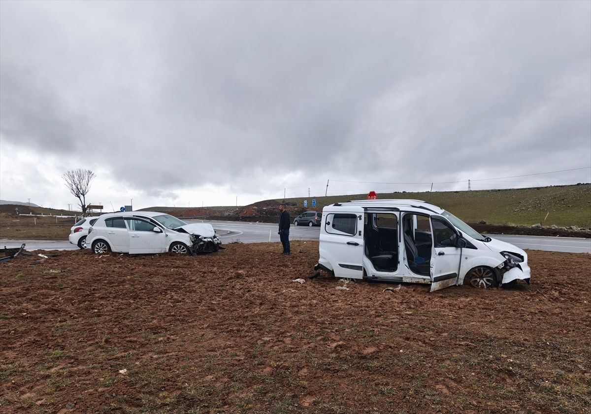 Bingöl'de hafif ticari araç ile otomobil çarpıştı, 13 kişi yaralandı