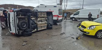 Bingöl'de hafif ticari araç ile taksinin çarpıştığı kazada 5 kişi yaralandı