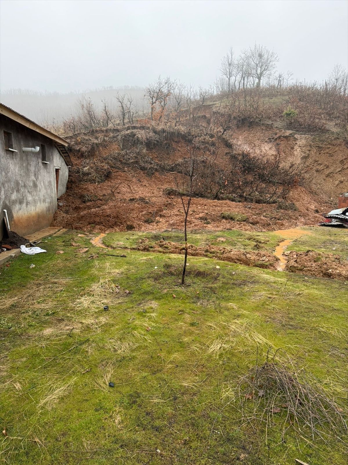 Bingöl'de heyelan sonrası evin duvarına dayanan toprak kütlesi endişeye neden oldu