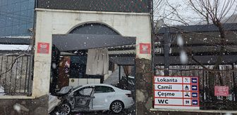 Bingöl'de kontrolden çıkarak lokantaya giren otomobildeki 5 kişi yaralandı